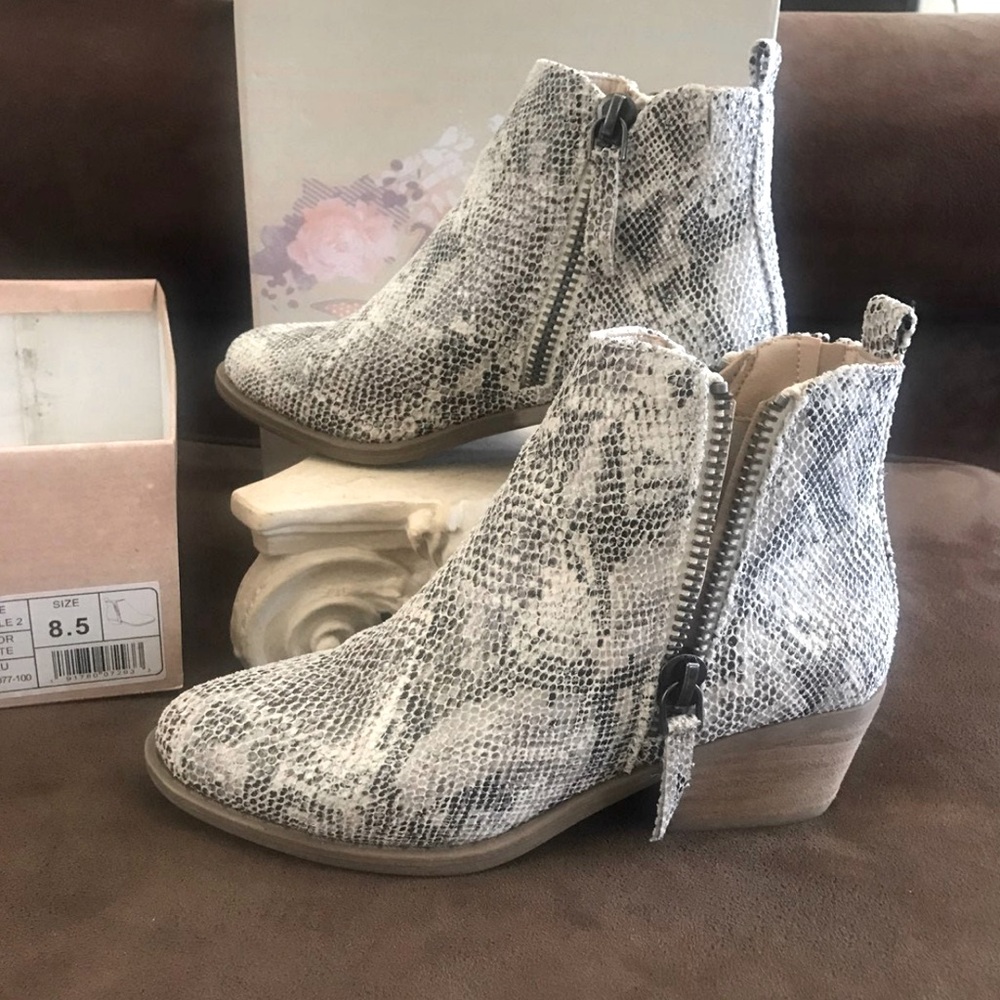 Cavenders Booties Twinkle 2 Size 8.5 Black White Animal Skin